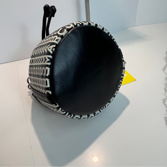 MARC JACOBS MONOGRAM LEATHER BUCKET BAG - Picture 4 of 6